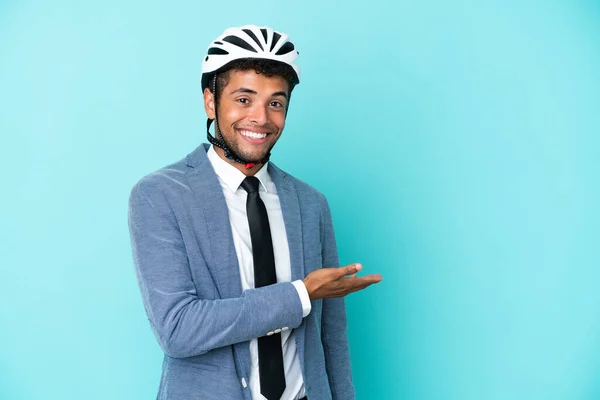 Junger Geschäftsmann Brasilianischer Abstammung Mit Fahrradhelm Auf Blauem Hintergrund Der — Stockfoto