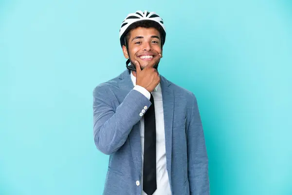 Νεαρός Επιχειρηματίας Βραζιλιάνος Ποδήλατο Κράνος Απομονωμένο Μπλε Φόντο Χαμογελώντας — Φωτογραφία Αρχείου