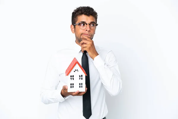 Unga Företag Brasiliansk Man Som Håller Ett Hus Leksak Isolerad — Stockfoto