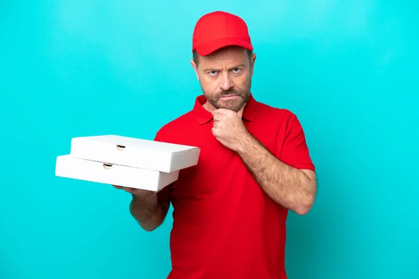 Pizza Dodávka Muž Pracovní Uniformou Vyzvednutí Pizza Boxy Izolované Modrém — Stock fotografie