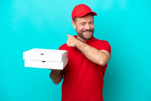 Pizza Delivery Man Στολή Εργασίας Μαζεύοντας Κουτιά Πίτσα Απομονωμένα Μπλε — Φωτογραφία Αρχείου