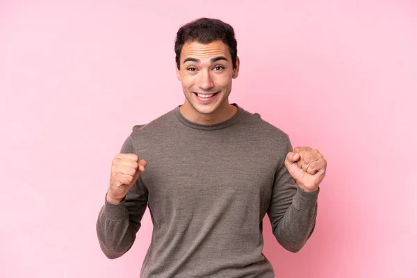 Jonge Blanke Man Geïsoleerd Roze Achtergrond Vieren Van Een Overwinning — Stockfoto
