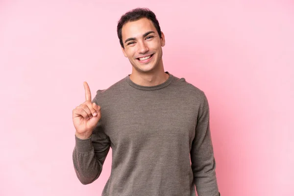 Młody Biały Człowiek Odizolowany Różowy Tło Pokazując Podnosząc Palec Znak — Zdjęcie stockowe