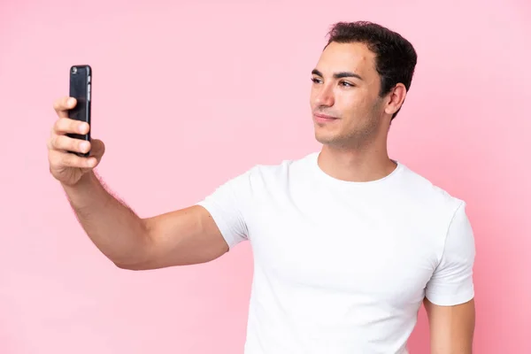 Junger Kaukasier Isoliert Auf Rosa Hintergrund Macht Ein Selfie Mit — Stockfoto