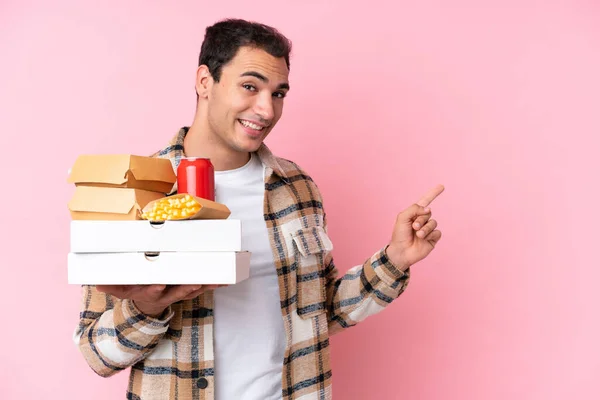 Jeune Homme Caucasien Tenant Fast Food Isolé Sur Fond Rose — Photo