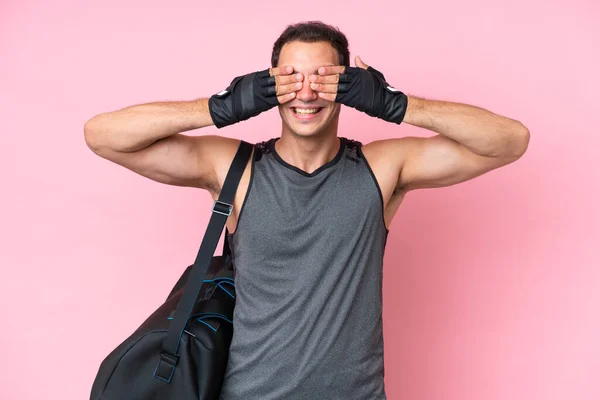 Giovane Uomo Caucasico Sport Con Borsa Sportiva Isolato Sfondo Rosa — Foto Stock