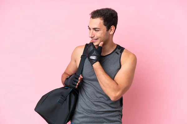 Νεαρός Αθλητής Καυκάσιος Άνδρας Αθλητική Τσάντα Απομονωμένη Ροζ Φόντο Κοιτάζοντας — Φωτογραφία Αρχείου