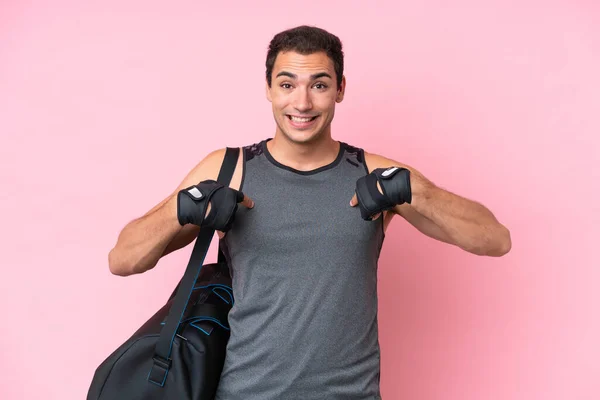 Νεαρός Αθλητής Καυκάσιος Άνδρας Αθλητική Τσάντα Απομονωμένη Ροζ Φόντο Έκφραση — Φωτογραφία Αρχείου