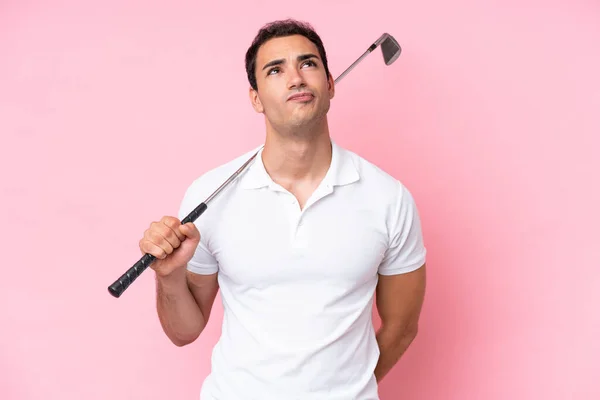Jovem Jogador Golfe Homem Isolado Fundo Rosa Olhando Para Cima — Fotografia de Stock