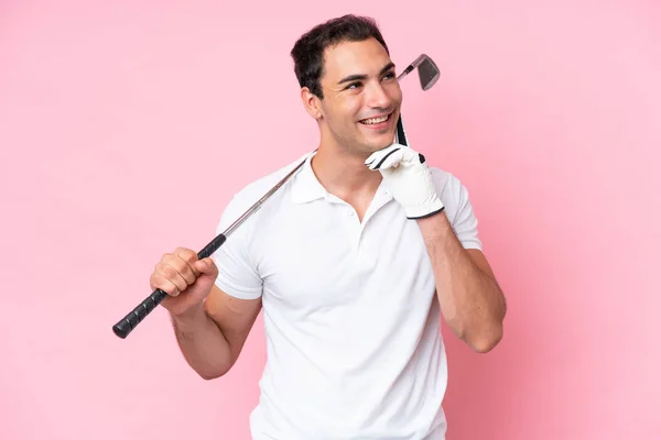 Joven Jugador Golf Hombre Aislado Sobre Fondo Rosa Pensando Una — Foto de Stock