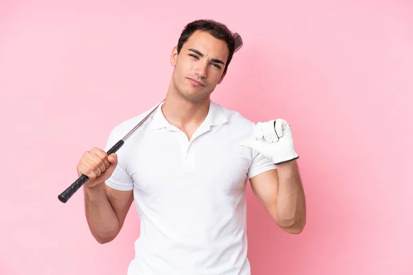 Joven Jugador Golf Hombre Aislado Sobre Fondo Rosa Orgulloso Auto —  Fotos de Stock