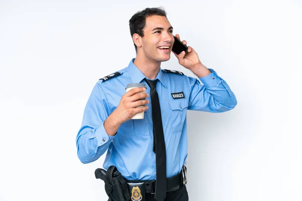 Młody Policjant Biały Człowiek Odizolowany Białym Tle Trzymając Kawę Zabrania — Zdjęcie stockowe