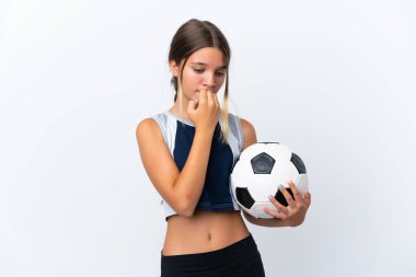 Beyazların arka planında izole edilmiş, futbol oynayan beyaz bir kız.