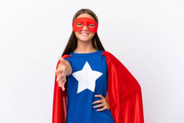 Beyaz arka planda, süper kahraman kostümüyle izole edilmiş küçük beyaz kız bir anlaşma yapıyor.