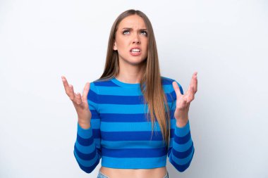 Beyaz arka planda izole edilmiş genç beyaz kadın bunalıma girdi.