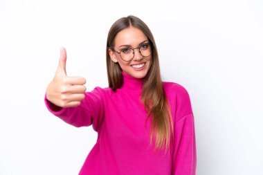 Beyaz arka planda izole edilmiş beyaz bir kadın. Başparmakları havada. Çünkü iyi bir şey oldu.