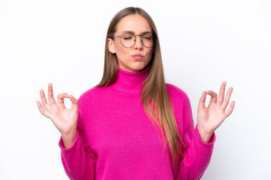 Beyaz arka planda Zen pozisyonunda beyaz tenli genç bir kadın.