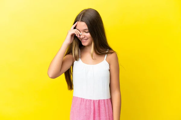 Pequeña Chica Caucásica Aislada Sobre Fondo Amarillo Riendo —  Fotos de Stock