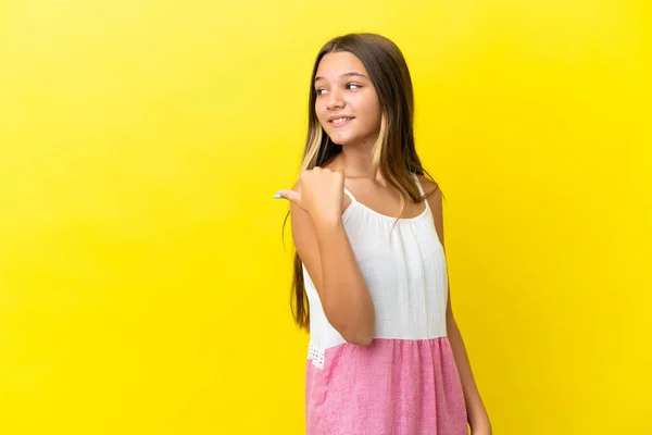 Menina Caucasiana Pouco Isolado Fundo Amarelo Apontando Para Lado Para — Fotografia de Stock