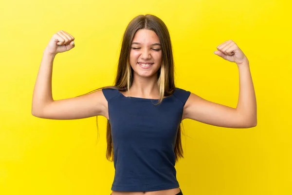 Liten Kaukasiska Flicka Isolerad Gul Bakgrund Gör Stark Gest — Stockfoto