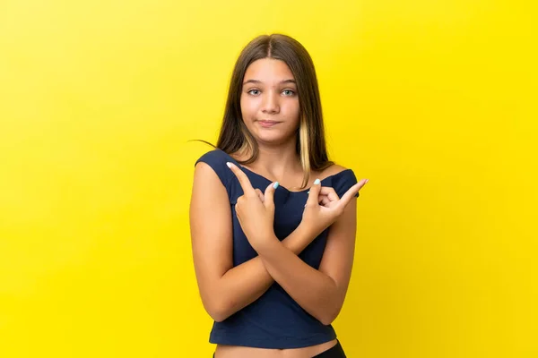 Menina Caucasiana Pequena Isolada Fundo Amarelo Apontando Para Laterais Com — Fotografia de Stock