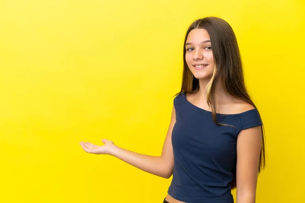 Malá Kavkazská Dívka Izolované Žlutém Pozadí Natahuje Ruce Stranu Pro — Stock fotografie