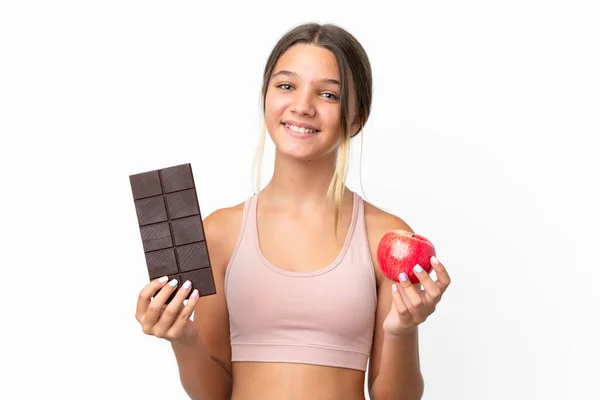 Klein Blank Meisje Geïsoleerd Witte Achtergrond Nemen Van Een Chocolade — Stockfoto