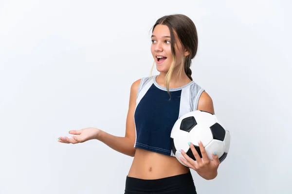 小さいですCaucasian女の子遊びますサッカー孤立しました上の白い背景とともに驚きの表現とともに見て側 — ストック写真