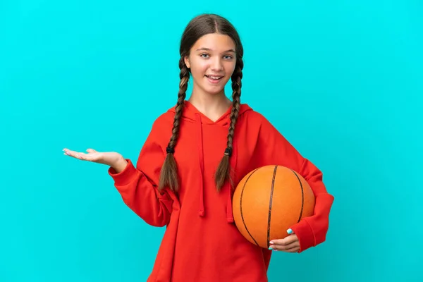在蓝色背景下打篮球的白人小女孩 脸上带着震惊的表情 — 图库照片