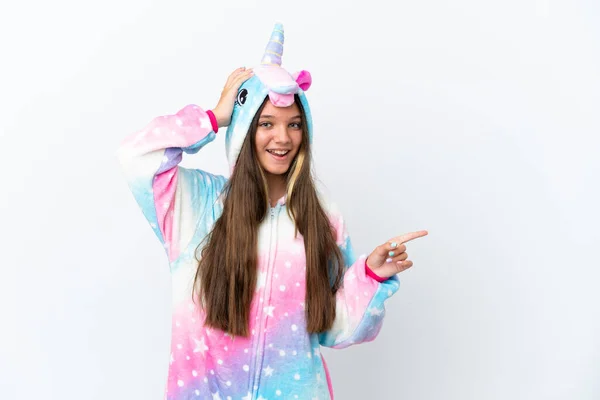 Niña Caucásica Usando Pijama Unicornio Aislado Sobre Fondo Blanco Sorprendido —  Fotos de Stock