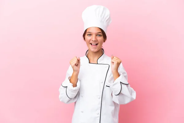 Kleine Kaukasische Kochmädchen Isoliert Auf Rosa Hintergrund Feiern Einen Sieg — Stockfoto