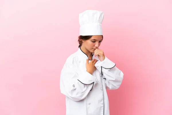 Kleines Kaukasisches Kochmädchen Auf Rosa Hintergrund Isoliert Leidet Unter Husten — Stockfoto