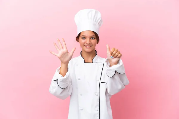 Kleine Kaukasische Kochmädchen Isoliert Auf Rosa Hintergrund Zählen Sechs Mit — Stockfoto