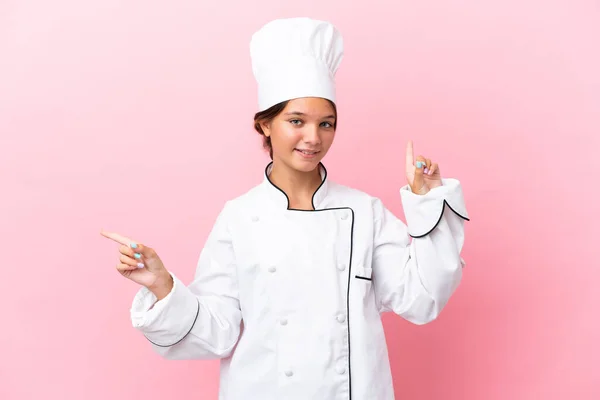 Pouco Caucasiano Chef Menina Isolado Fundo Rosa Apontando Dedo Para — Fotografia de Stock