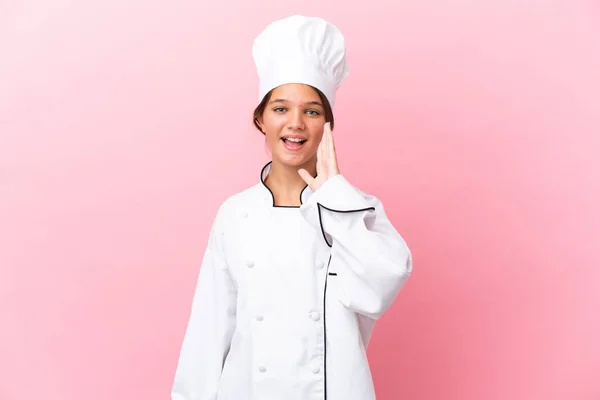 Pouco Caucasiano Chef Menina Isolado Fundo Rosa Gritando Com Boca — Fotografia de Stock