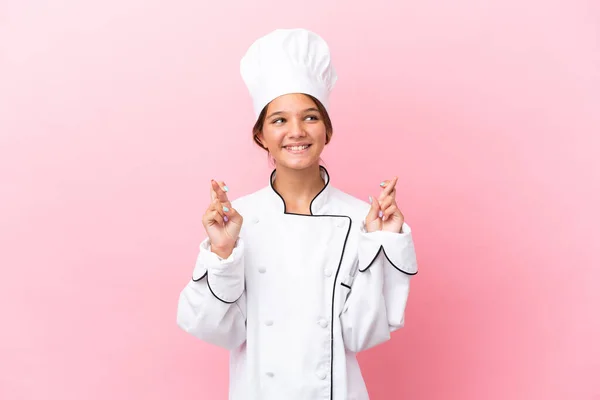 Pouco Menina Chef Caucasiano Isolado Fundo Rosa Com Dedos Cruzando — Fotografia de Stock