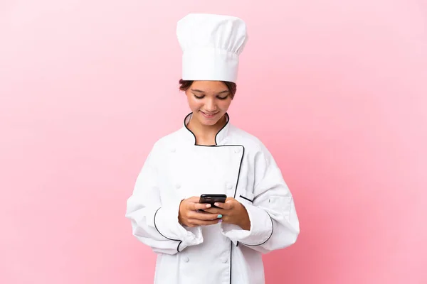 Pequeña Chica Chef Caucásica Aislada Sobre Fondo Rosa Enviando Mensaje —  Fotos de Stock
