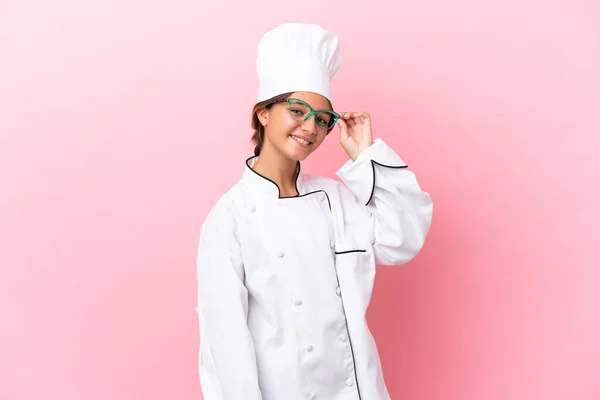 Kleine Kaukasische Kochmädchen Isoliert Auf Rosa Hintergrund Mit Brille Und — Stockfoto