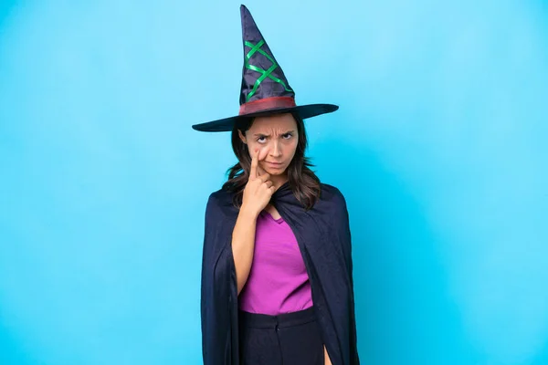 Молодая Латиноамериканка Одетая Ведьма Изолированном Фоне Показывает — стоковое фото