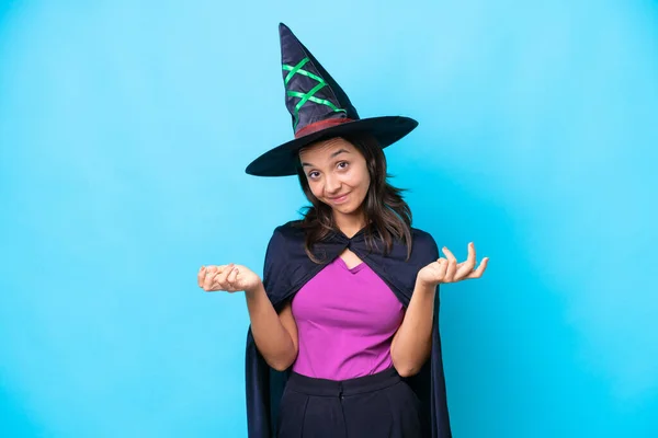 Mujer Hispana Joven Vestida Como Bruja Sobre Fondo Aislado Feliz —  Fotos de Stock