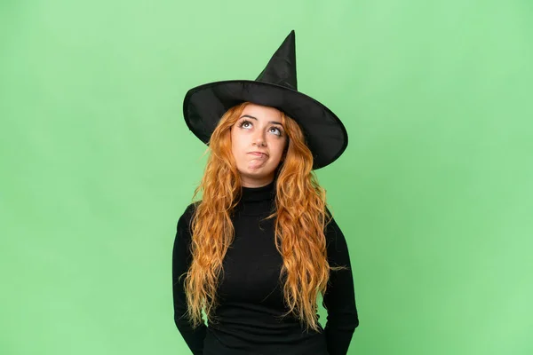 Jonge Blanke Vrouw Kostuum Als Heks Geïsoleerd Groen Scherm Chroma — Stockfoto