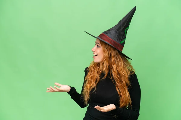 Junge Kaukasische Frau Kostüm Als Hexe Isoliert Auf Grünem Bildschirm — Stockfoto
