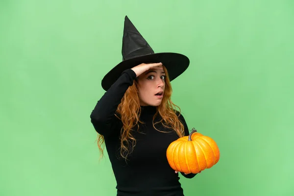 Junge Kaukasische Frau Kostüm Als Hexe Mit Einem Kürbis Isoliert — Stockfoto