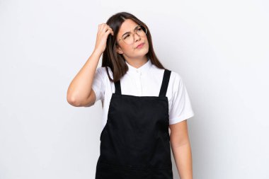 Restorandaki Brezilyalı garson kadın beyaz arka planda izole edilmiş. Şüpheleri var ve kafası karışmış bir yüz ifadesi var.