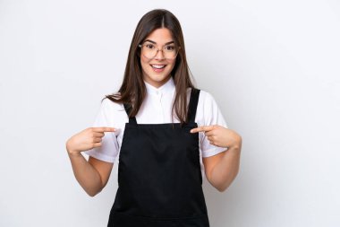 Restoran Brezilyalı garson kadın, beyaz arka planda şaşırmış yüz ifadesi ile izole edilmiş.