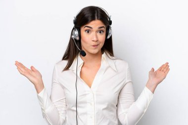 Tele pazarlamacı, beyaz arka planda izole edilmiş bir kulaklıkla çalışan beyaz bir kadın. Şüpheleri var ve ellerini kaldırıyor.