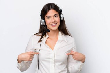 Beyaz arka planda izole edilmiş, gururlu ve kendini beğenmiş bir kulaklıkla çalışan beyaz pazarlamacı kadın.