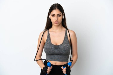 Beyaz arka planda, atlama ipiyle izole edilmiş beyaz bir beyaz kadın.