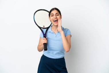 Beyaz arka planda izole edilmiş, ağzı açık bağıran yakışıklı genç tenisçi beyaz kadın.