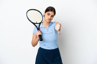 Yakışıklı genç tenisçi, beyaz arka planda izole edilmiş beyaz tenli kadın, başparmağını olumsuz ifade ile aşağı gösteriyor.